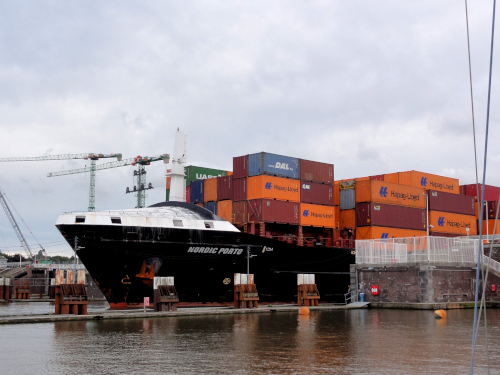 Nordschleuse Brunsbüttel mit Containerfrachter