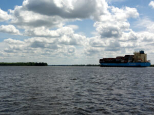 Containerschiff auf der Elbe