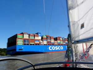 Containerfrachter auf der Elbe
