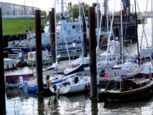 Unsere Boote im GlĂŒckstĂ€dter Hafen