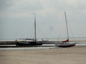 Trockengefallene Boote