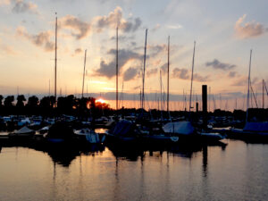 Wedeler Yachthafen mit Sonnenuntergang