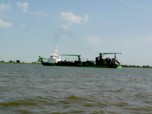 Baggerschiff auf der Elbe