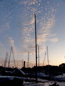 Morgenhimmel über dem Wedeler Yachthafen